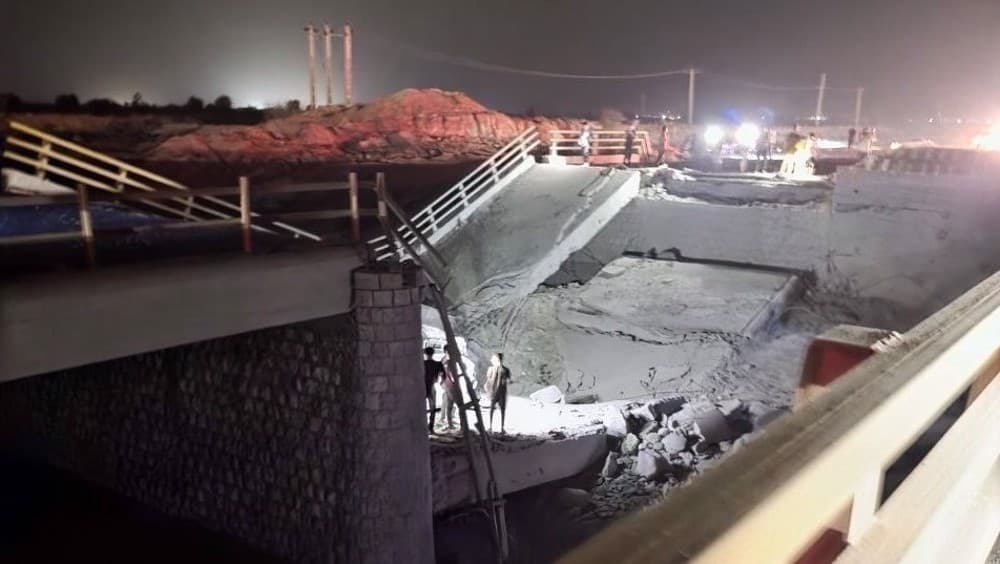 جنگ بندی معاہدے کی خلاف ورزیاں، عالمی قوانین کی پامالی اور جنگی جرائم کا
ارتکاب!
🌀 *امریکی جارحیت اور دہشتگردی میں ایران کے پل، ریلوے اور ہوائی اڈے نشانہ،
35 شہری شہید، 300 زخمی*